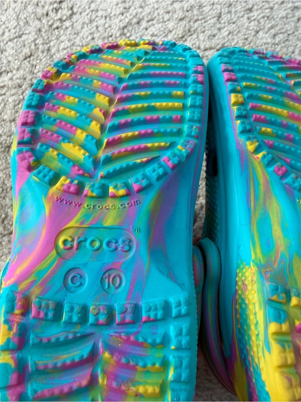 Crocs Toddler Size 10 Classic Marbled Tie-Dye Clogs Sandals in Aqua Multicolor